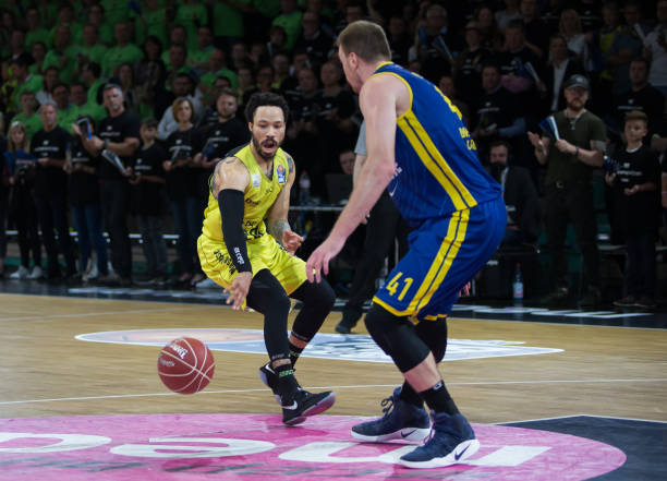 甲赛场上更 甲赛场上更